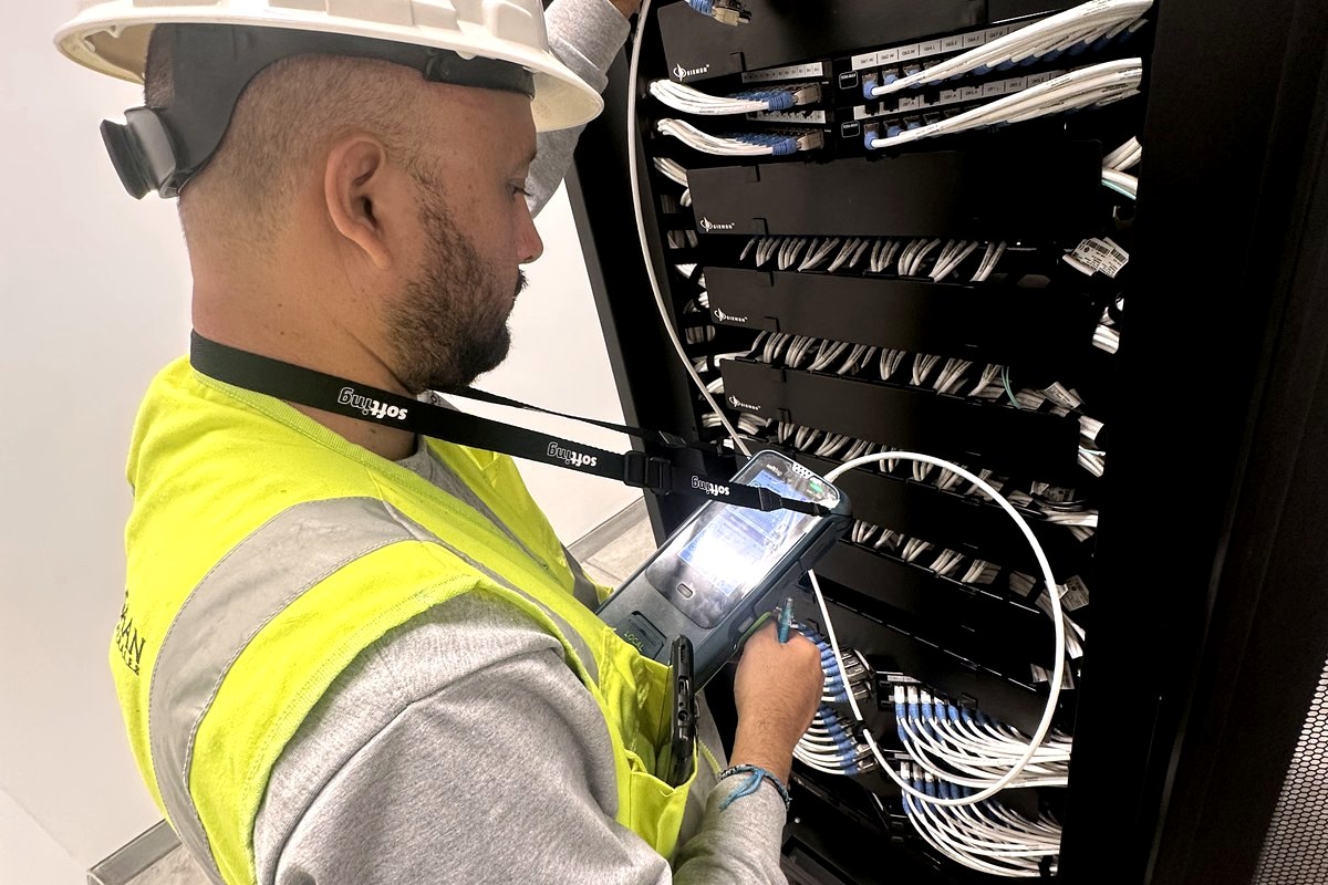 Técnico certificando cableado estructurado y conectividad en gabinete de comunicaciones