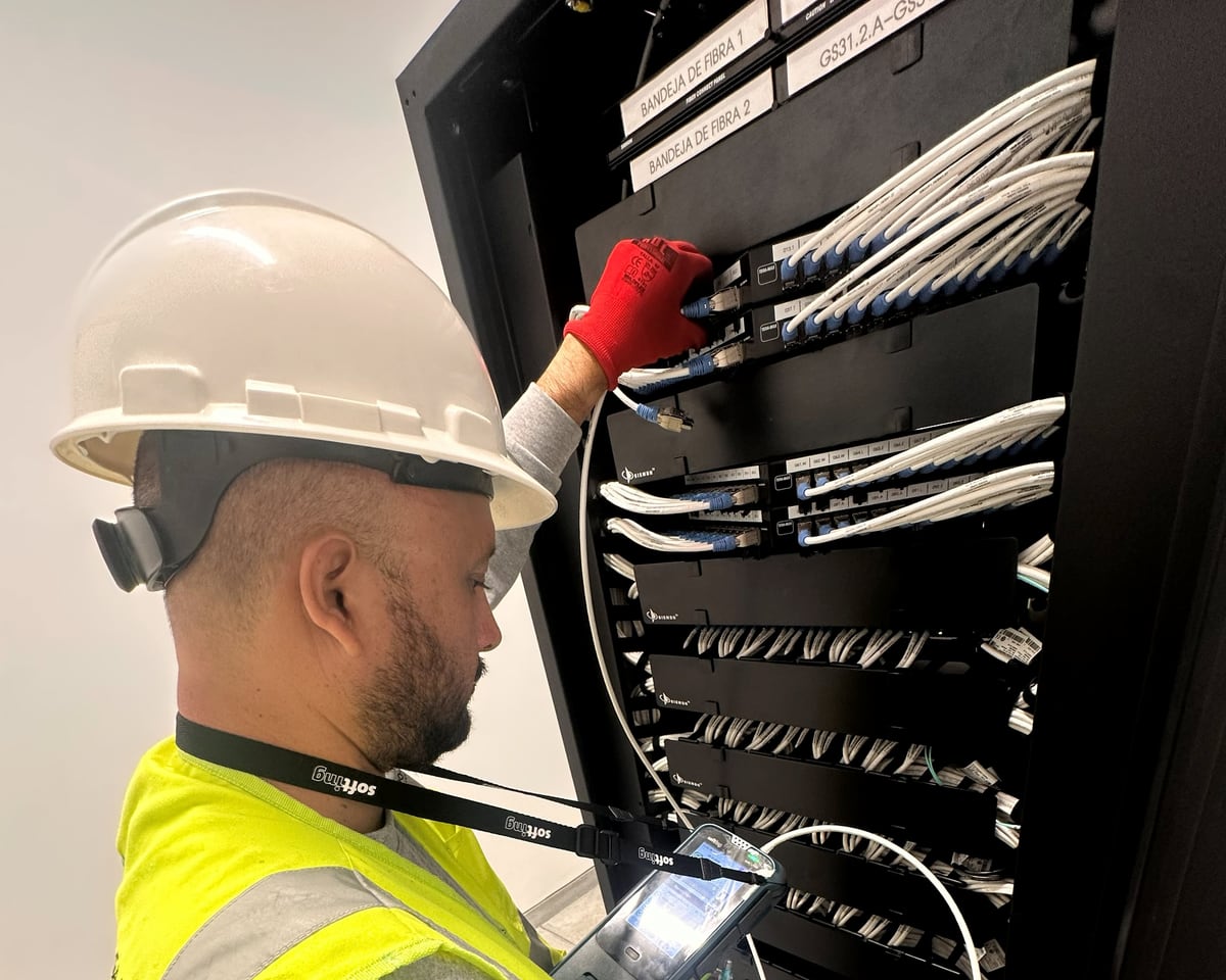 Certificación de cableado estructurado en gabinete de comunicaciones realizada por Grupo GAAN