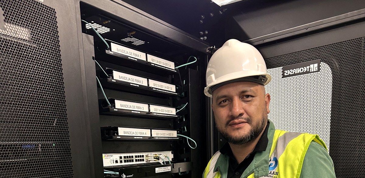 Gabinete de comunicaciones con patch panel y cableado estructurado implementado por Grupo GAAN