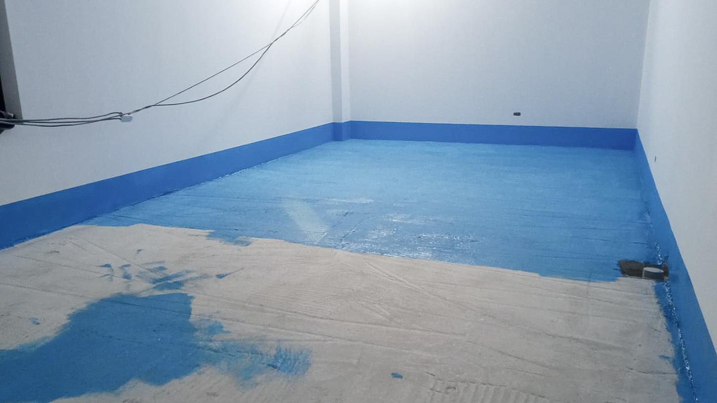 Aplicación de recubrimiento protector en piso durante proyecto ejecutado por GRUPO GAAN en Jaén
