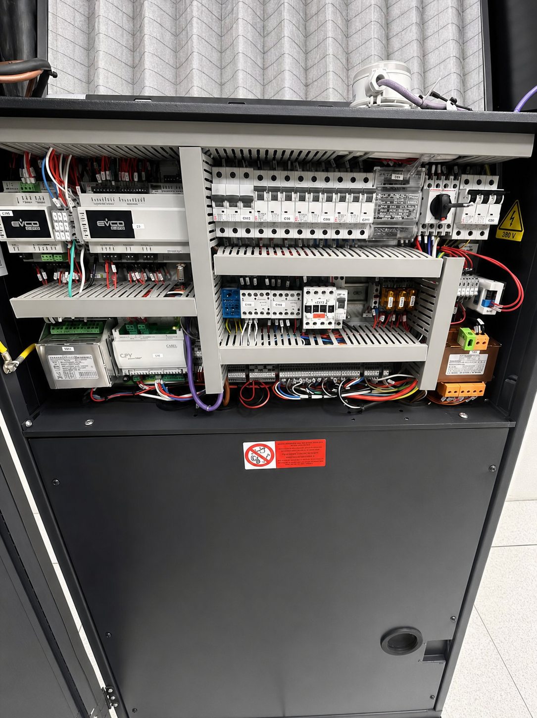Sistema de control eléctrico de unidad de climatización de precisión