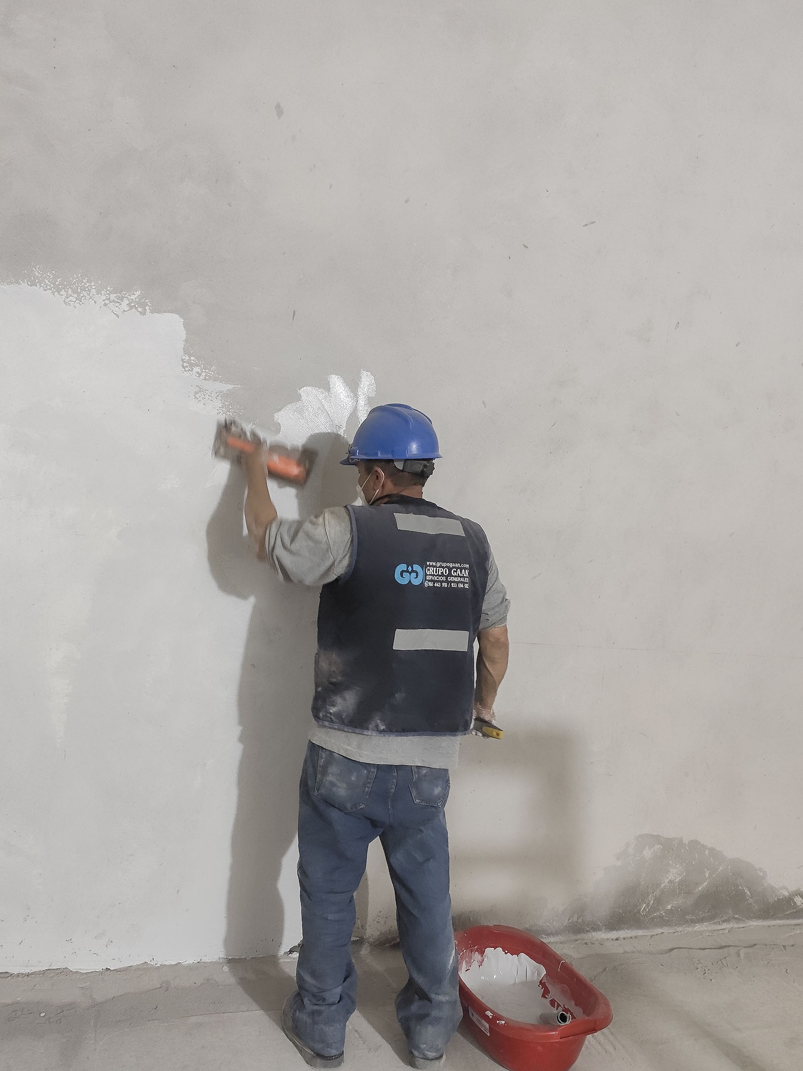 Empastado y nivelación de muro por técnico de GRUPO GAAN en Jaén
