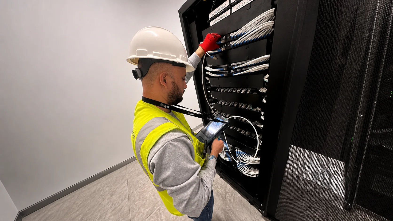 Técnico de GRUPO GAAN trabajando en un gabinete de cableado estructurado