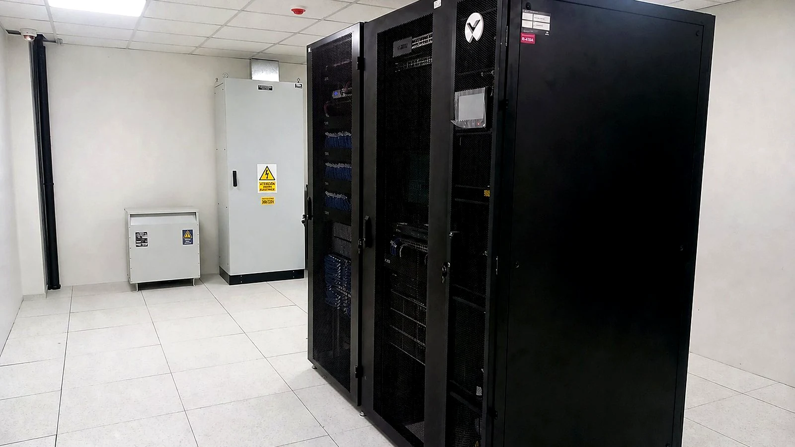 Data Center finalizado por GRUPO GAAN con gabinetes, energía e infraestructura crítica implementada