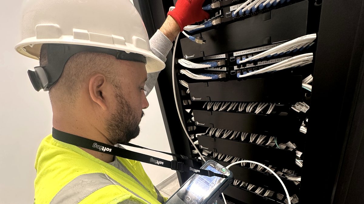 Técnico de GRUPO GAAN certificando y documentando cableado estructurado en un gabinete de comunicaciones