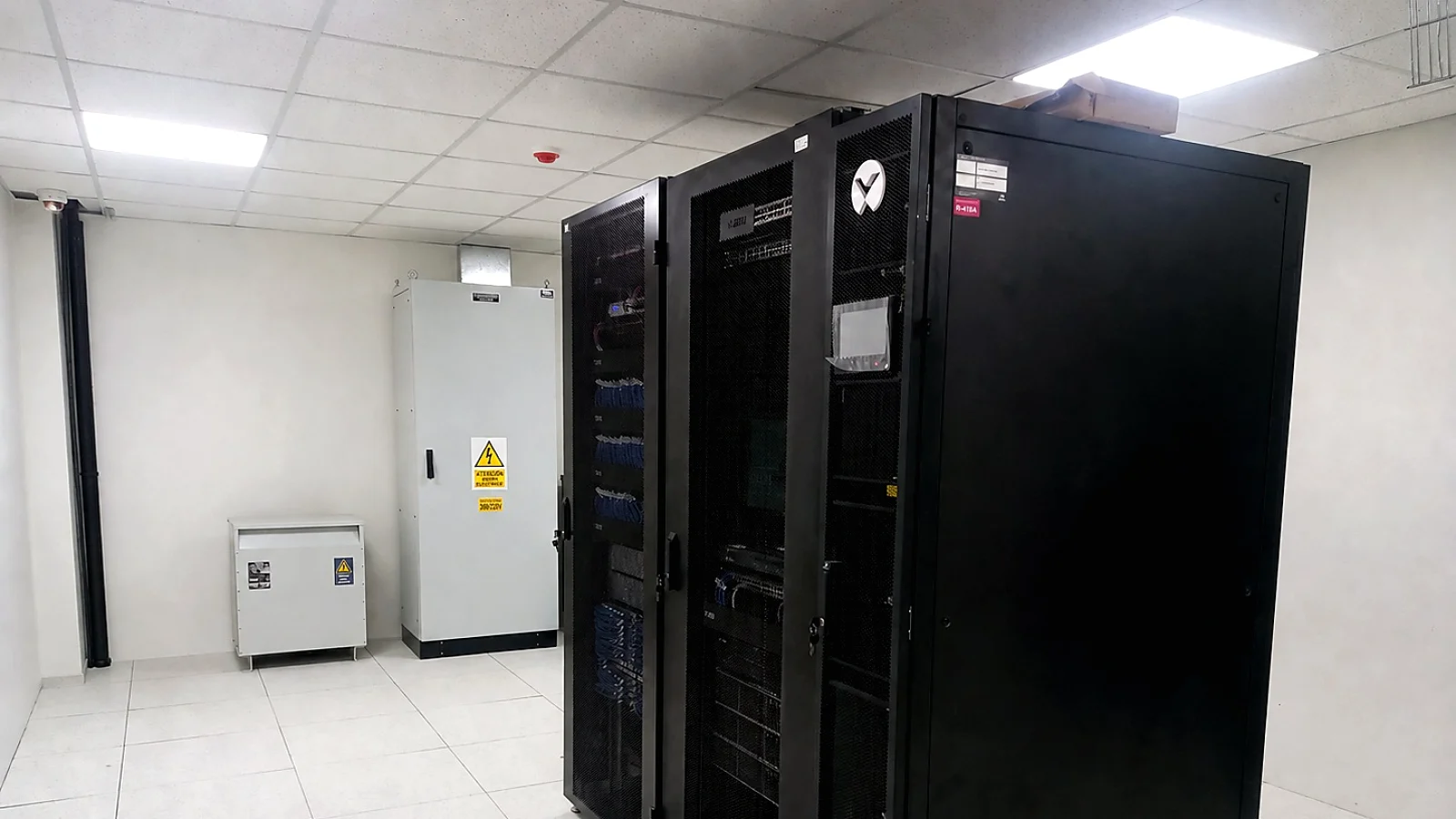 Data Center implementado por GRUPO GAAN con gabinetes, distribución eléctrica e infraestructura crítica