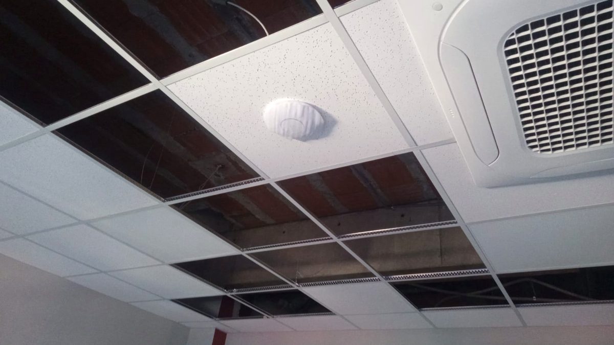 Técnico de GRUPO GAAN ejecutando instalación de Wi-Fi empresarial