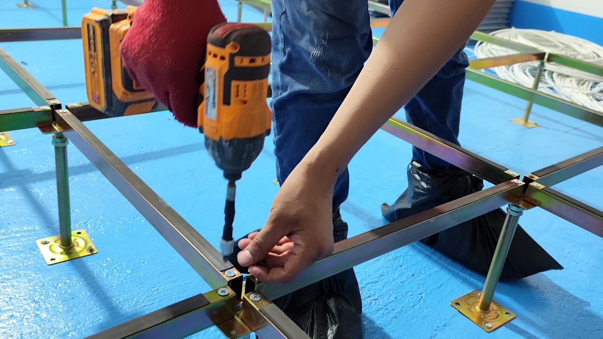 Técnicos de GRUPO GAAN ejecutando el montaje de piso técnico elevado para un Data Center