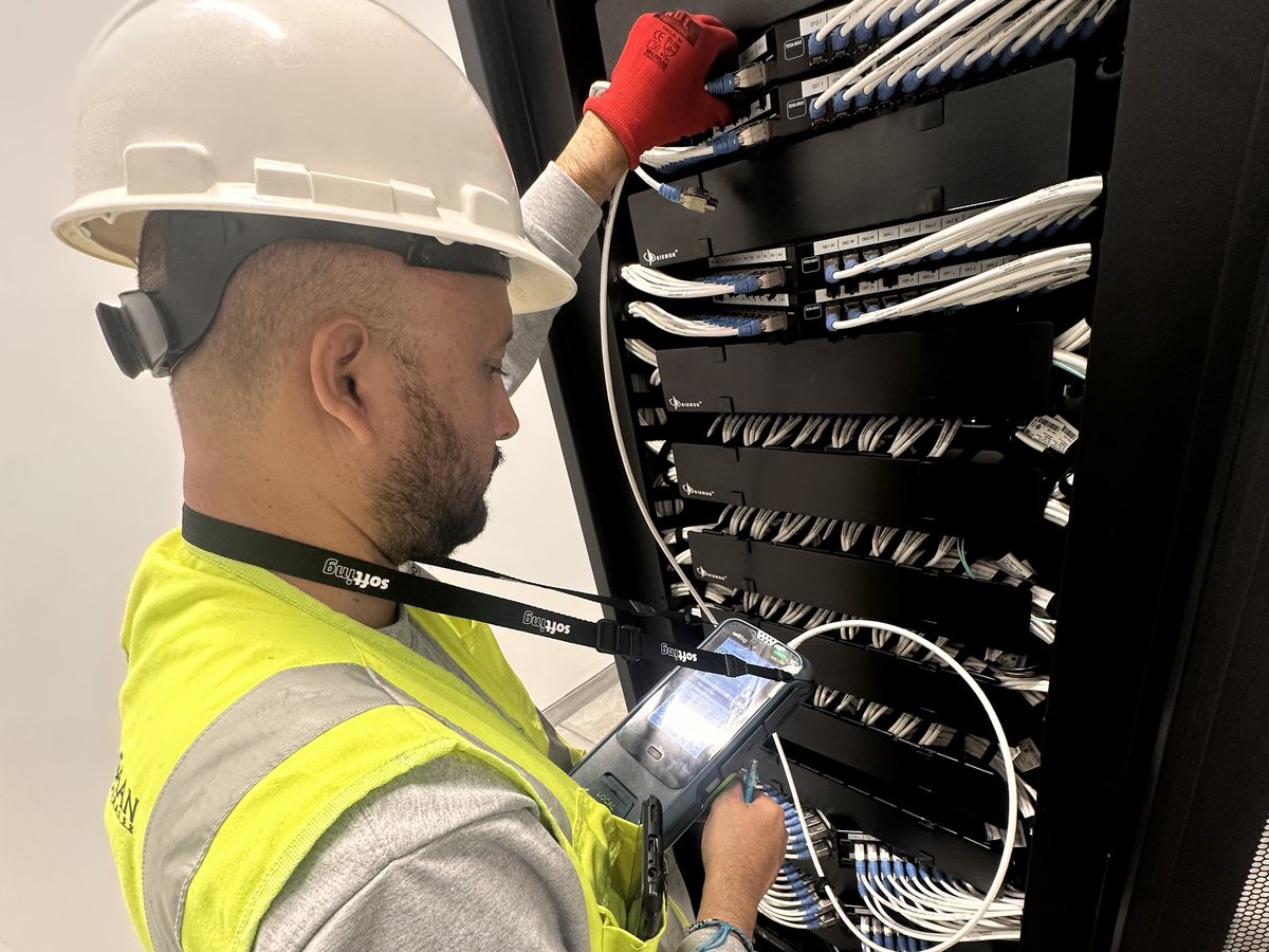 Técnico de GRUPO GAAN certificando cableado estructurado en gabinete de comunicaciones hospitalario