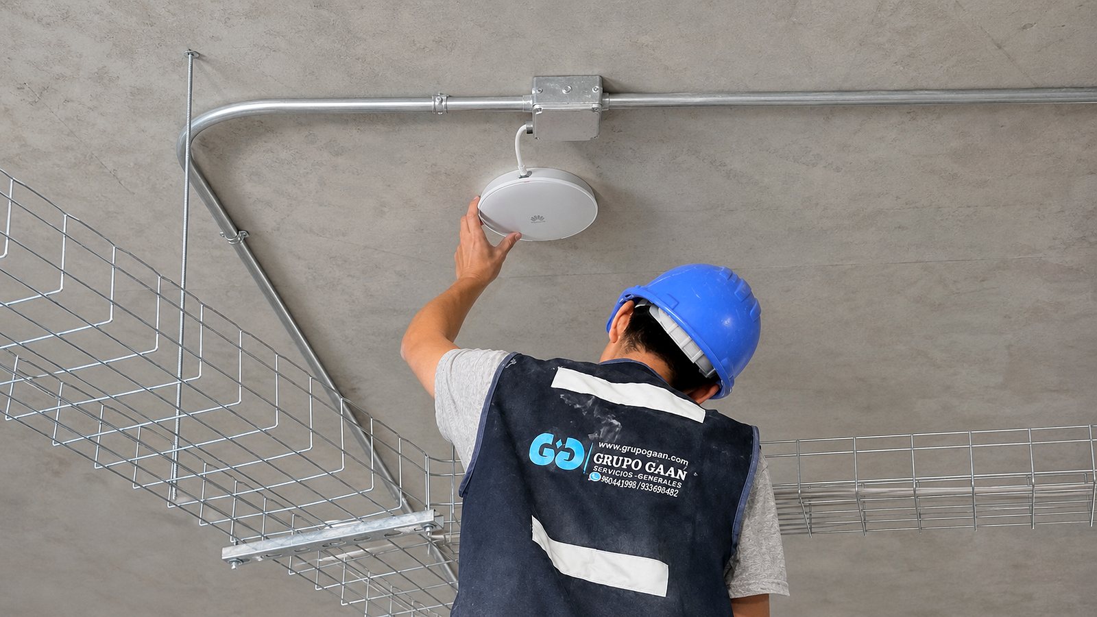 Técnico de GRUPO GAAN instalando Wi-Fi empresarial