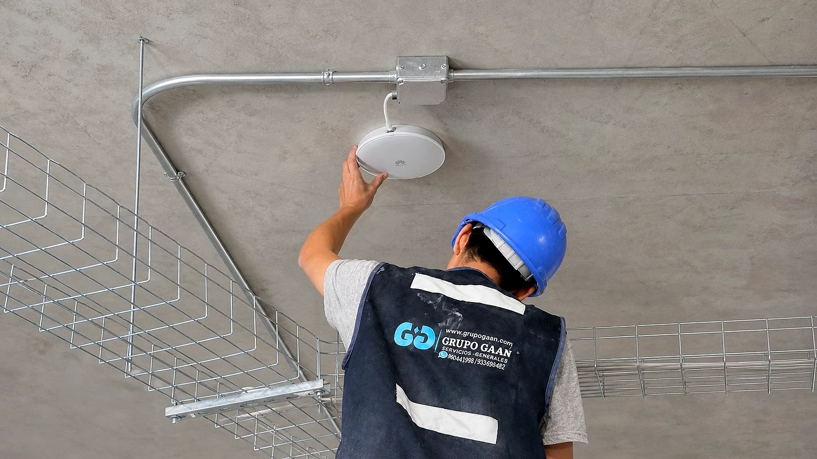 Técnico de GRUPO GAAN instalando un punto de acceso Wi-Fi empresarial Huawei