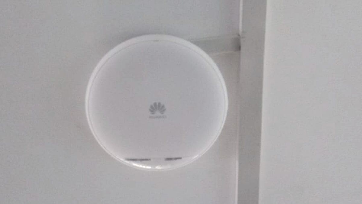 Access point Huawei instalado en infraestructura empresarial