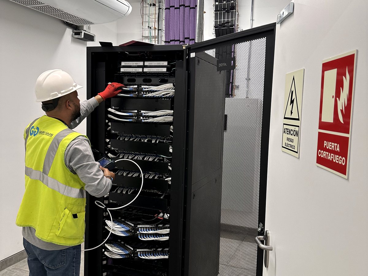 Gabinete y cableado de comunicaciones en proyecto institucional