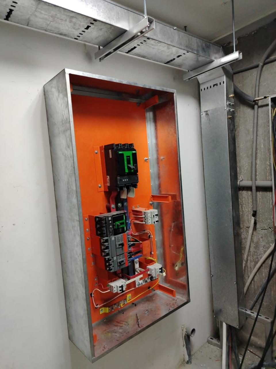 Gabinete y cableado de comunicaciones en proyecto institucional