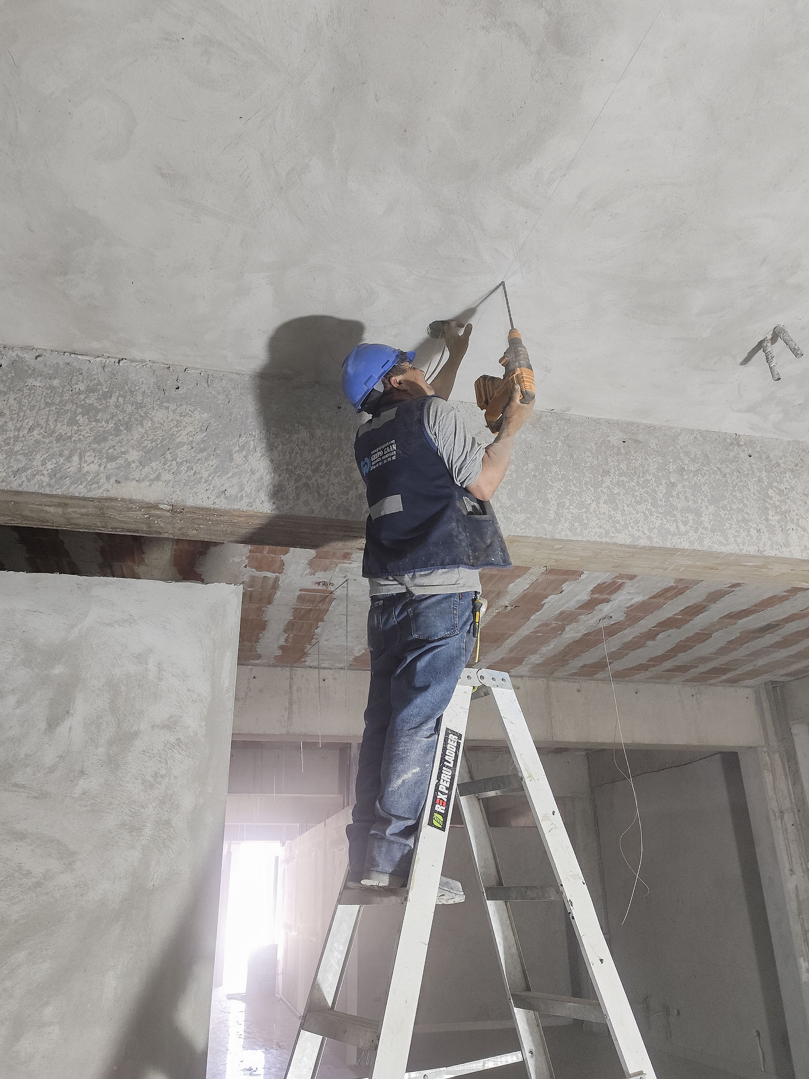 Preparación técnica de cielo raso durante proyecto de acabados de GRUPO GAAN en Jaén